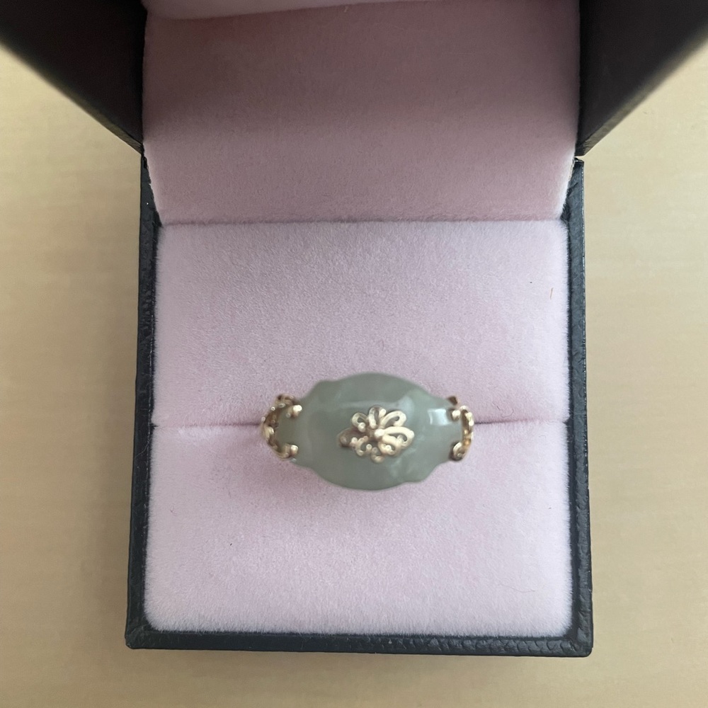 Jade ring in solid 14k gold!